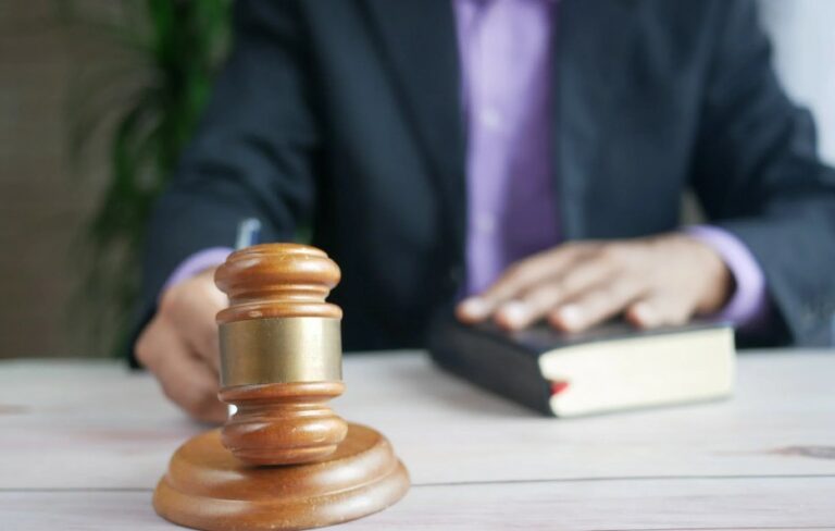 تخصص القانون في السعودية وفروعه ونسب القبول للجنسين