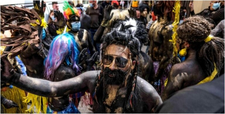 صور.. لبنانيون يحتفلون بكرنفال الزامبو بلباس شبيه بالهنود الحمر