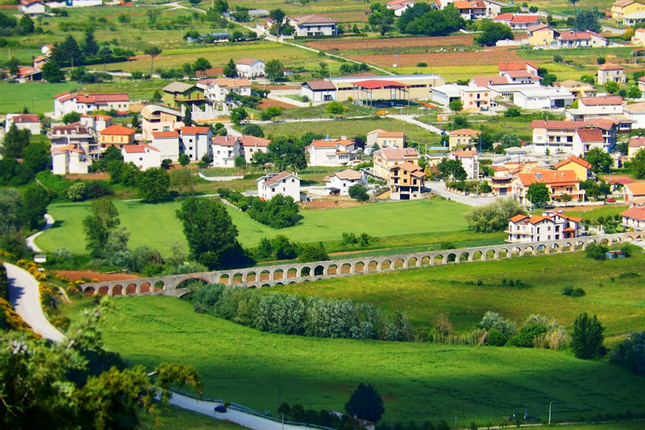 بالصور: بلدة إيطالية تبيع منازل الأحلام بـ1 يورو